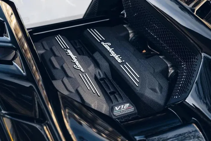  Sức mạnh của Lamborghini Revuelto đến từ khối động cơ hút khí tự nhiên V12 dung tích 6.5L mã L545 hoàn toàn mới, công suất 825 mã lực và mô-men xoắn 725 Nm. 