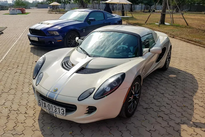  Thuộc một thương hiệu hiếm gặp tại Việt Nam, Lotus Elise S2 vẫn thu hút giới chơi xe tại Việt Nam bởi thiết kế độc lạ và cảm giác lái khác biệt. Chiếc Elise S2 độc nhất Việt Nam về với bộ sưu tập của "Qua" Vũ vào tháng 2 năm nay. 