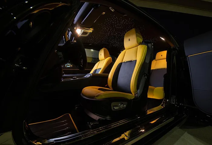  Ghế ngồi cũng được phối cùng 2 sắc màu như trên. Đặc biệt, bầu trời sao Starlight của xe được thiết kế với ánh sáng vàng thay vì trắng mặc định. 