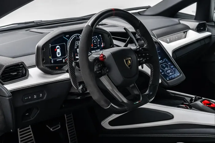  So với Aventador, không gian nội thất của Lamborghini Revuelto được thiết kế lại hoàn toàn. Vô lăng được bổ sung nhiều phím chức năng xoay mang phong cách xe đua. 