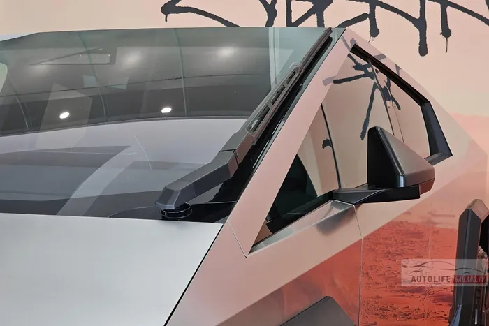  Đây là mẫu xe thương mại hiếm hoi được trang bị kết cấu khung sườn lộ thiên EXOSKELETON, có khả năng chống ăn mòn, trầy xước và va đập. Cửa kính có thể chịu tác động của một trái banh bay với vận tốc 130 km/h. 