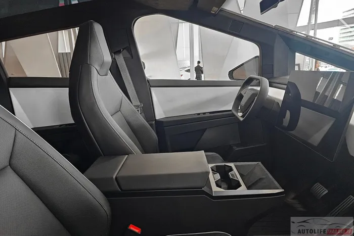  Đối với phiên bản Foundation Series, các chi tiết trang trí nội thất của xe được chuyển từ đen sang trắng, đi kèm gói trang bị nội thất All-Weather. 