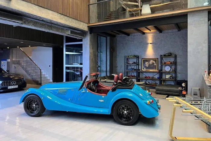  Vào đầu năm 2022, mẫu xe phong cách retro Morgan Plus Four bất ngờ xuất hiện trong garage của doanh nhân này. Một số hình ảnh của chiếc xe cũng được anh chia sẻ trên mạng xã hội. 