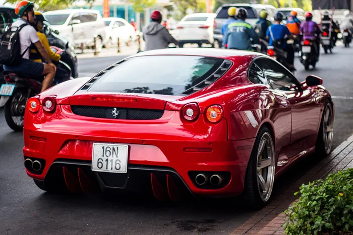  Một chiếc xe khác thường xuyên xuất hiện trong tư gia riêng của ông Nguyễn Quốc Cường thời điểm bấy giờ là mẫu Ferrari F430. Thay thế cho 360 Modena, công suất của xe được nâng lên mức 490 mã lực. 