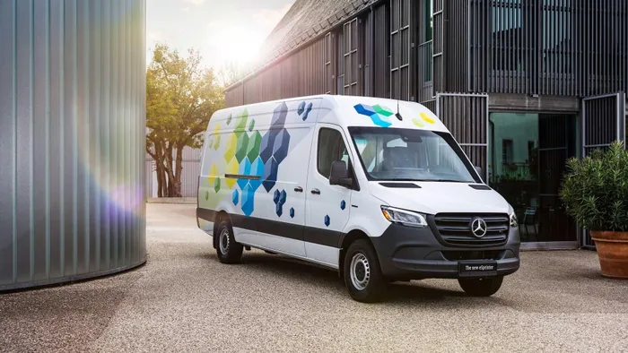  Cuối năm 2023, Mercedes trình làng phiên bản động cơ điện của mẫu mini van này với tên eSprinter, được trang bị bộ pin LFP có công suất 113 kWh. biến thể thuần điện của Mercedes-Benz Sprinter sẽ có khả năng vận hành trên quãng đường tối đa 400 km giữa hai lần sạc.