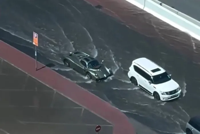  Cụ thể, chủ nhân của siêu xe này đã cố gắng lội qua khu vực còn ngập nước tại Dubai. Theo đoạn clip ghi lại, mực nước không quá cao và chủ nhân chiếc xe đã cố ý đi sau những chiếc SUV cỡ lớn để giảm một phần lực cản của nước. 