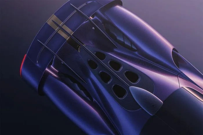 Hệ thống ống xả của De Tomaso P900 được thiết kế đối xứng cùng các đường dẫn khí, những đường ống này sẽ được hội tụ với đầu ra duy nhất dẫn vào hai ống xả.