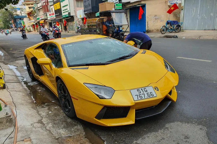  Là 1 trong 2 chiếc Lamborghini Aventador LP 700-4 xuất hiện đầu tiên tại Việt Nam vào tháng 6/2012, chiếc siêu xe mang màu vàng Giallo Orion được phát hiện lần đầu tại nhà riêng của anh. 