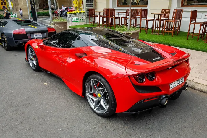  Vào năm 2021, doanh nhân Nguyễn Quốc Cường là người đầu tiên sở hữu siêu xe Ferrari F8 Tributo tại Việt Nam. Thay thế cho 488 GTB, F8 Tributo có công suất tối đa 720 mã lực. 