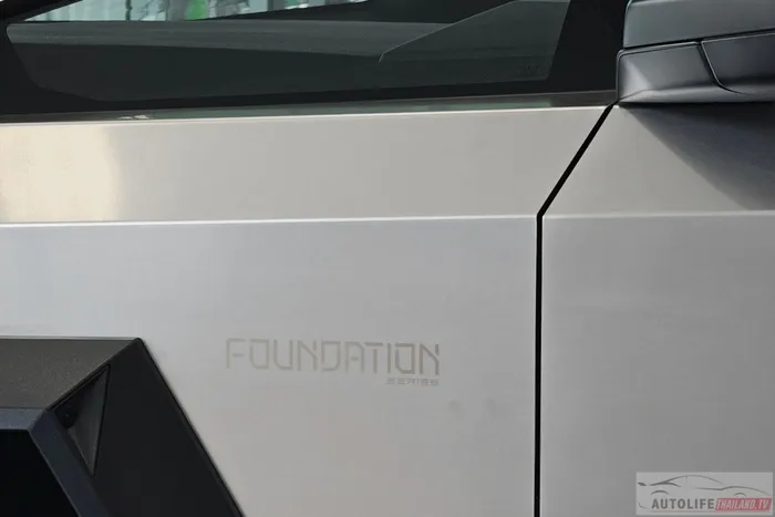  Đặc biệt hơn nữa, chiếc xe thuộc lô sản xuất đầu tiên Foundation Series với đầy đủ các trang bị tiện nghi. Logo của phiên bản này được khắc laser trên thân xe. 