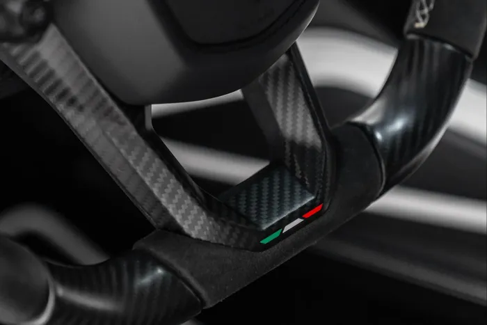  Hiện tại, Lamborghini Revuelto đã hết suất đặt hàng chính hãng đến cuối năm 2026. Tại Việt Nam, siêu xe này được ra mắt chính thức vào tháng 3/2024 với giá khởi điểm từ 43,99 tỷ đồng. 
