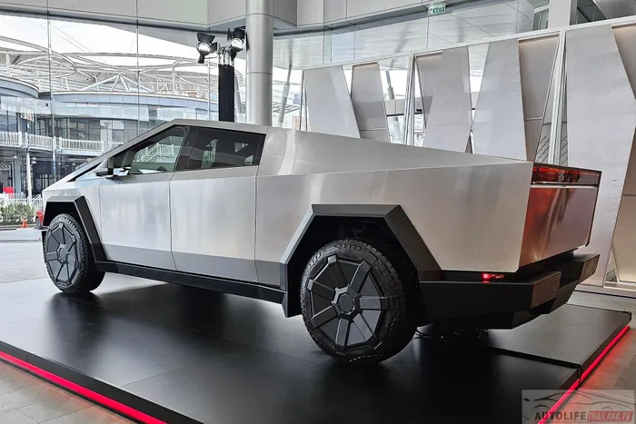  Chiếc xe được xem là một cuộc cách mạng trong ngành công nghiệp ô tô khi mang dáng vẻ "cyberpunk" đến từ tương lai, vốn được chính ông chủ của X (Twitter) phê duyệt. 