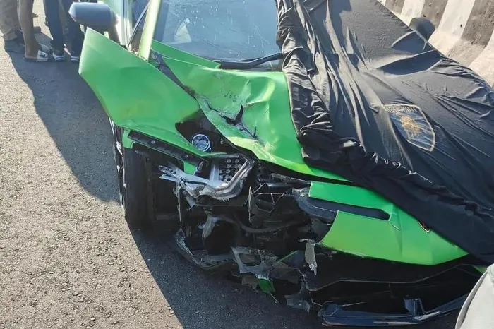  Hình ảnh tại hiện trường cho thấy chiếc Aventador SVJ bị biến dạng nặng ở phần đầu xe bên phụ. Cản trước, nắp capo, đèn pha, kính chắn gió bị vỡ nát. Chưa có báo cáo thương vong về người. 