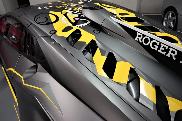 Cuối cùng, các chủ nhân của siêu xe Lamborghini Huracan Super Trofeo Evo 10th Edition sẽ nhận được bộ đồ đua do OMP thiết kế riêng theo từng form người.
