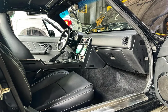  Chiếc Mazda MX-5 Miata được khoác lên mình bộ áo màu đen, đi kèm khoang nội thất đồng màu với những nâng cấp hiện đại như màn hình trung tâm cỡ lớn, hệ thống âm thanh cao cấp, bảng taplo bọc da... Ảnh: Mẫn Phan 
