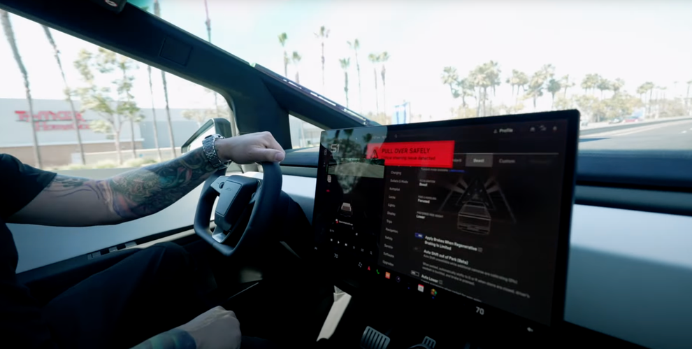 Tesla Cybertruck gặp sự cố nghiêm trọng ngay sau bàn giao, phải gọi cứu hộ - 2