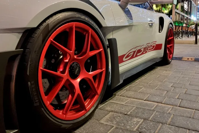  Ngoại thất của chiếc Porsche 911 GT3 RS thế hệ 992 nổi bật với màu sơn Crayon Grey, đi kèm các họa tiết trang trí và mâm xe màu đỏ, kẹp phanh màu đen. Xe được bổ sung gói nâng cấp Weissach Package với nhiều chi tiết khí động học bằng sợi carbon. 