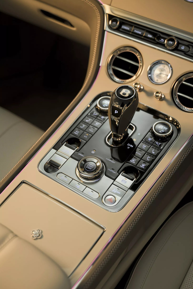 Cụm điều khiển trung tâm cực kỳ bóng bẩy với điểm nhấn là mặt dây chuyền hình hoa chế tác từ kim cương và vàng trắng - Ảnh: Bentley