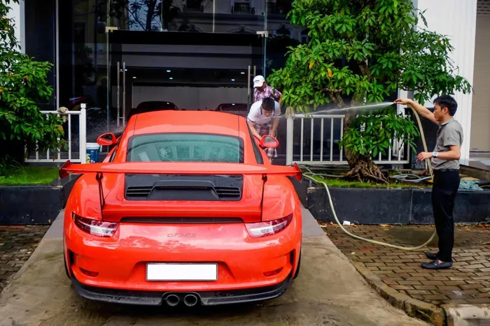  Trong năm 2017, doanh nhân Nguyễn Quốc Cường cũng bổ sung nhiều mẫu xe độc lạ vào bộ sưu tập của mình. Ấn tượng nhất có lẽ là chiếc Porsche 911 GT3 RS, dòng xe thể thao hiệu năng cao lần đầu tiên xuất hiện tại Việt Nam. 