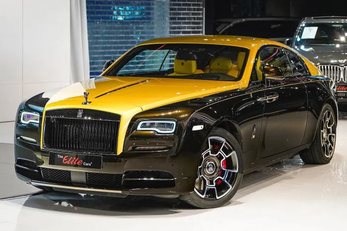  Chiếc Rolls-Royce Wraith Black Badge ADM Sportive có mặt tại Việt Nam sở hữu ngoại thất vàng Austin Yellow trên nền sơn đen Black Yellow Sparkle. 