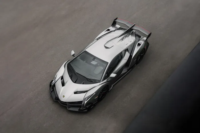  Với những trang bị trên, Lamborghini Veneno có khả năng tăng tốc từ 0 lên 100 km/h trong 2,9 giây, tốc độ tối đa 356 km/h. Xe có thể tạo ra gia tốc 1,41 G khi vào cua ở tốc độ cao. 