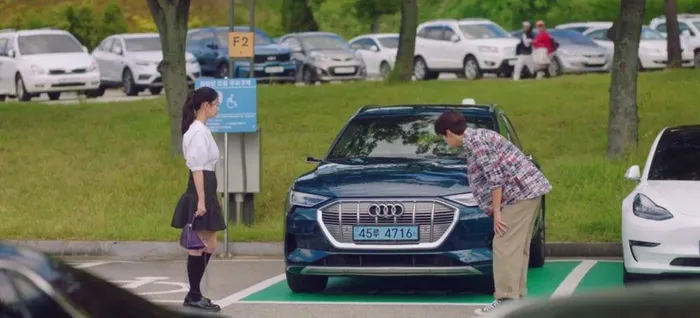  Thậm chí, Audi Hàn Quốc còn lựa chọn giới thiệu mẫu xe mới qua phim truyền hình thay cho hình thức ra mắt truyền thống. Trong bộ phim My hometown cha cha cha, chiếc Audi A5 Sportback được nữ chính thường xuyên sử dụng. 