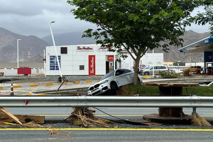  Một chiếc BMW X6 bị dòng nước cuốn trôi và mắc kẹt tại một gốc cây. Chi phí phục hồi những chiếc xe bị chìm trong nước này không hề thấp. 