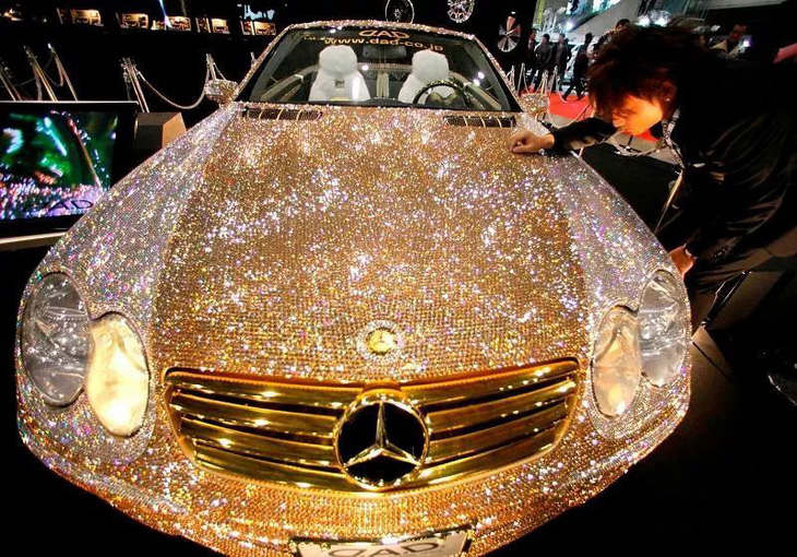Món quà người giàu nhất châu Á tặng vợ nhân ngày sinh nhật: Một chiếc Mercedes-Benz nạm khoảng 30.000 viên kim cương - Ảnh: Carz World