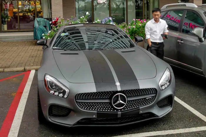  Năm 2017 cũng là thời điểm ra mắt phần 8 của loạt bom tấn Fast & Furious "The Fate of the Furious". Chiếc Mercedes-AMG GT S màu đỏ được anh mua về đã đổi sang phong cách tương tự trong bộ phim. 