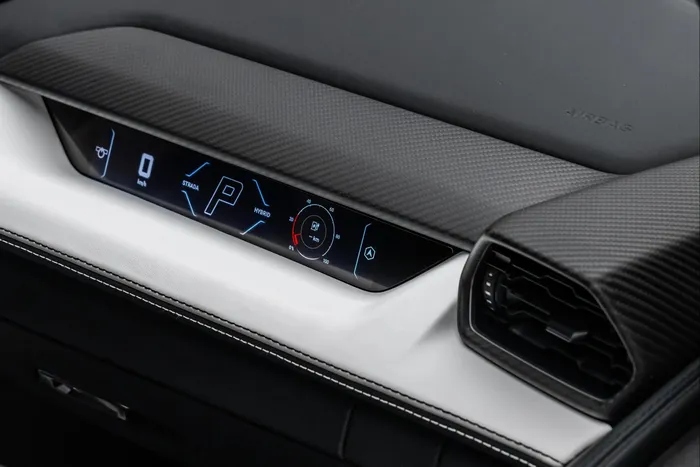  Xe được trang bị bảng đồng hồ taplo kỹ thuật số 12.3 inch, màn hình trung tâm cảm ứng 8.4 inch và màn hình ghế phụ 9.1 inch. 