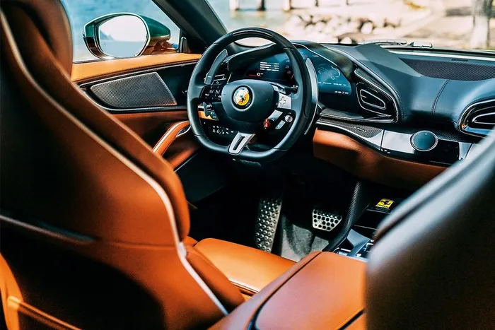  Nội thất của chiếc Ferrari Purosangue được chấp bút bởi các nghệ nhân từ Couture Selection, phối hợp giữa da cao cấp màu nâu Jade và ốp sợi carbon viền màu đồng. 