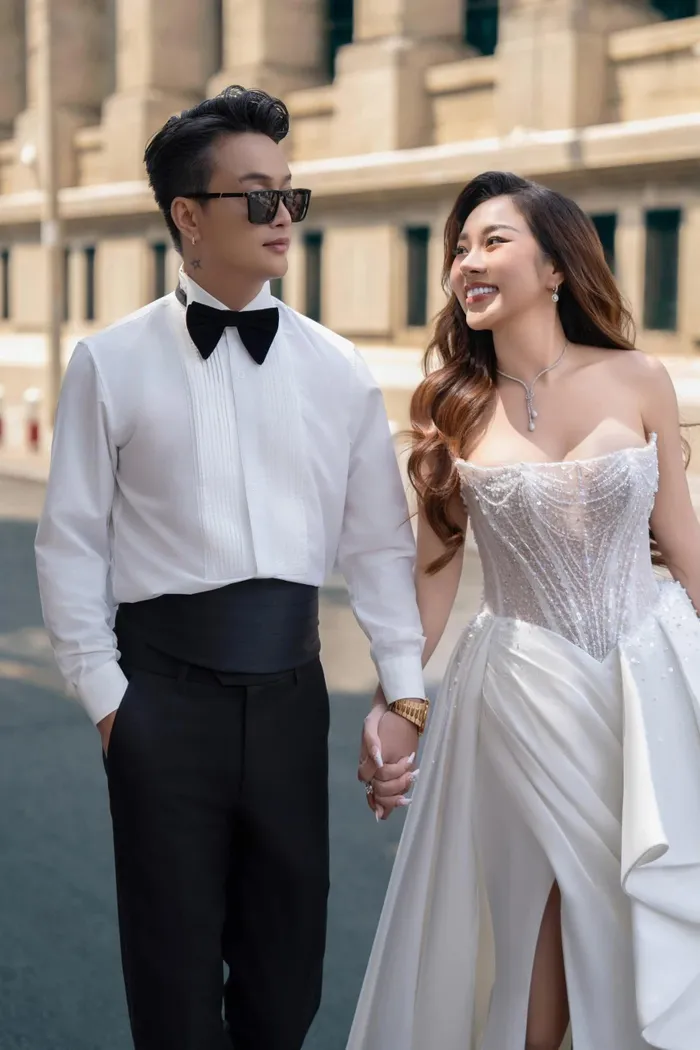 Cô dâu diện nhiều mẫu đầm cưới khi thực hiện bộ ảnh. Để hoàn thiện tổng thể trang phục, Tuyết Nhung chọn trang sức ngọc trai. 