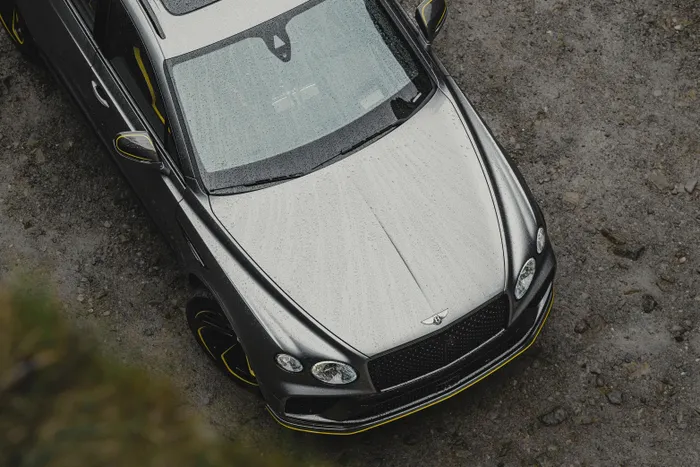 Phần cản trước được sơn đen mờ thay vì cùng màu thân xe, đây là cách phối màu chưa từng xuất hiện trên bất kỳ mẫu xe nào của Bentley trước đây. 