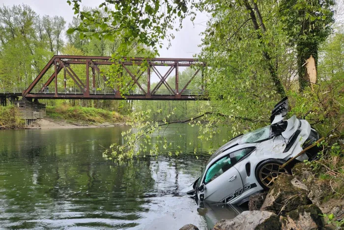  Mới đây, một vụ tai nạn có liên quan đến mẫu xe này đã xảy ra tại khu vực sông Snoqualmie thuộc bang Washington (Mỹ). Chiếc 911 GT3 RS xấu số đã lao thẳng xuống dòng sông và bị hư hại nặng. 