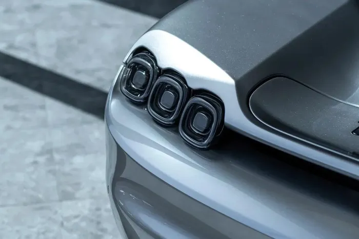  Hệ thống đèn pha 3 khoang của Koenigsegg CC8S được giữ nguyên nhưng đã nâng cấp lên công nghệ LED trên CC850. Cụm đèn hậu cũng có phong cách tương tự. 