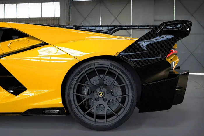  Cánh gió sau được lấy cảm hứng từ siêu xe Lamborghini SC18 Alston, có thể được làm từ sợi carbon tiêu chuẩn hoặc sợi carbon đúc với mức giá 26.888 - 34.988 USD. 