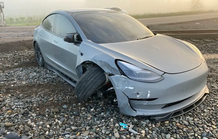 Chiếc Tesla Model 3 sau vụ tai nạn với hệ thống treo bị gãy và bánh trước bên phải bị hư hỏng nặng. (Ảnh : teslamotorsclub)