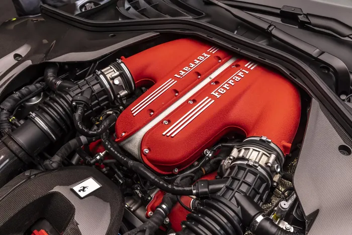  Đúng với tên gọi, trái tim của 12Cilindri vẫn là khối động cơ V12 hút khí tự nhiên dung tích 6.5L mang mã F140 quen thuộc của Ferrari. Tuy nhiên, động cơ này (F140HD) là phiên bản nâng cấp so với 812 Superfast (F140GA) hay 812 Competizione (F140HB). 