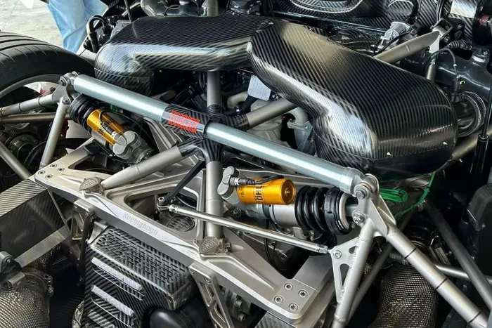  Tương tự Jesko, Koenigsegg CC850 được trang bị khối động cơ V8 twin-turbo 5.0L, công suất tối đa 1.405 mã lực và mô-men xoắn cực đại 1.385 Nm khi sử dụng xăng E85. 