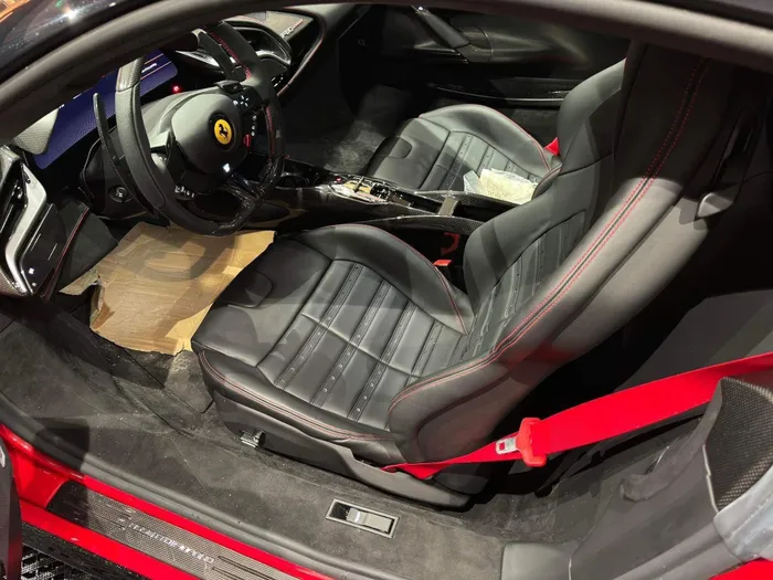 Nội thất của siêu xe này được trang bị ghế thể thao Daytona màu đen Nero kết hợp dây đai an toàn màu đỏ. Huy hiệu Assetto Fiorano được đặt trên bệ bước sợi carbon. 