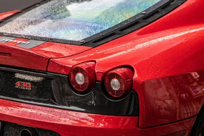 Siêu xe Ferrari F430 được trang bị động cơ V8, dung tích 4.3 lít, sản sinh công suất tối đa 490 mã lực và mô-men xoắn cực đại 465 Nm.
