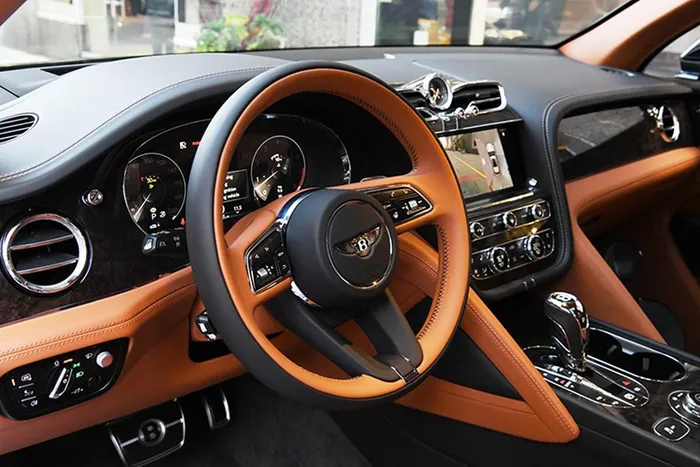Là mẫu xe siêu sang, dành cho giới thượng lưu, khoang cabin của Bentley Bentayga EWB tràn ngập da, gỗ cao cấp. Không gian nội thất của xe có thể được cá nhân hóa với hơn 24 tỷ tổ hợp tùy chọn khác nhau, giúp khách hàng dễ dàng thể hiện mong muốn của bản thân.