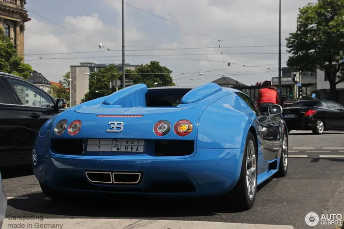  Đúng với tên gọi, phiên bản này được thiết kế tương tự với chiếc Bugatti Type 35 mà Meo Costantini từng cầm lái. Bên cạnh các chi tiết mang màu xanh Bugatti Dark Blue Sport, phần thân được làm từ bề mặt nhôm nguyên khối được đánh bóng tinh xảo. 