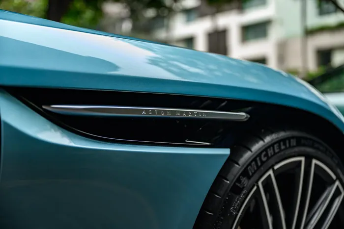  Tại Singapore, Aston Martin DB12 và DB12 Volante có mức giá khởi điểm từ 1,288 triệu và 1,368 triệu Singapore dollar (tương đương 953.000 USD và 1,012 triệu USD), chưa bao gồm các loại thuế và chứng nhận quyền sở hữu xe (COE). 