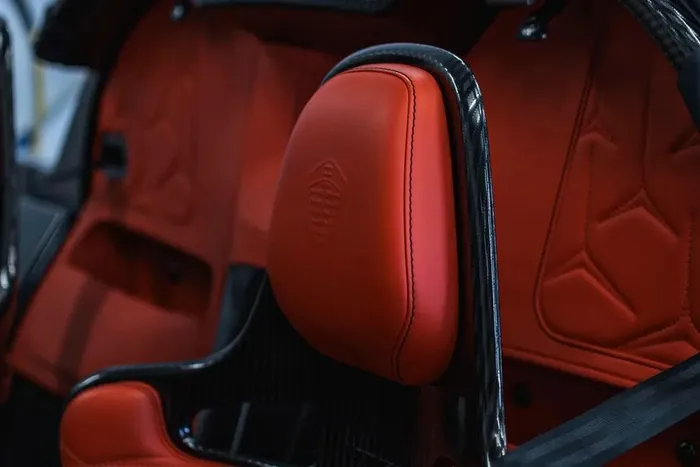  Để tối ưu trọng lượng ở mức 1.385 kg, Koenigsegg trang bị cho CC850 bộ ghế thể thao Bucket Seat và khung gầm liền khối bằng sợi carbon. 