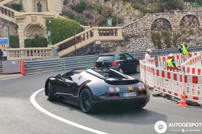 Bugatti Veyron 16.4 Grand Sport Vitesse Black Bess sở hữu bộ thân vỏ bằng sợi carbon màu đen đi kèm các chi tiết mạ vàng 24-karat. Siêu phẩm này xuất hiện lần đầu tại triển lãm Auto China 2014. 