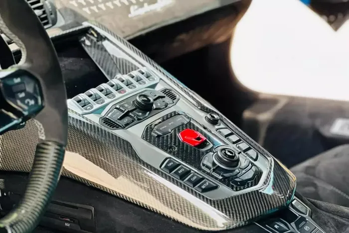 Bên cạnh ngoại thất đổi mới, bên trong khoang lái chiếc siêu xe Lamborghini Aventador LP700-4 mang gói độ Liberty Walk này cũng được thay bộ ghế ngồi mới, bọc da 2 màu xanh và đen, cùng dòng chữ Ultimae, gợi nhớ đến 1 trong các bản giới hạn cuối cùng trên dòng xe Lamborghini Aventador.