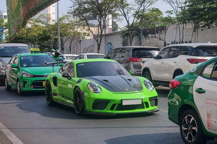  Là phiên bản hiệu năng cao của dòng xe thể thao 911, Porsche 911 GT3 RS được nhiều người chơi xe tại Việt Nam săn đón, tuy nhiên số lượng mẫu xe này tại Việt Nam khá ít và hiếm khi xuất hiện trên đường phố. 