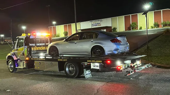  Một chiếc Infiniti G37 phiên bản sedan bị cảnh sát chở về bãi giữ xe tang vật. Chiếc xe bị hư hỏng nặng tại phần đuôi với trục bánh sau bị gãy. 