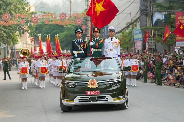 Mức giá xe VinFast VF8 phiên bản thương mai tại Việt Nam cho bản Eco là 1,129 tỷ đồng, trong khi con số tương ứng của bản Plus là 1,309 tỷ đồng. Với hình thức mua xe kèm pin, VinFast VF8 sẽ có giá 1,459 tỷ đồng ở bản Eco và 1,639 tỷ đồng ở bản Plus.